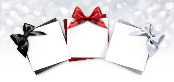 Tarjetas de regalo con lazo de cinta negro, rojo y plata aislado en chr —  Fotos de Stock