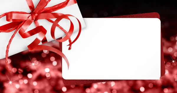 Ajándék kártyák karácsonyi fényes fény és a piros szalag íj elkülönített — Stock Fotó