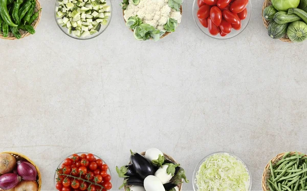 Alimentos vista superior verduras aisladas en encimera de cocina de mármol, web —  Fotos de Stock