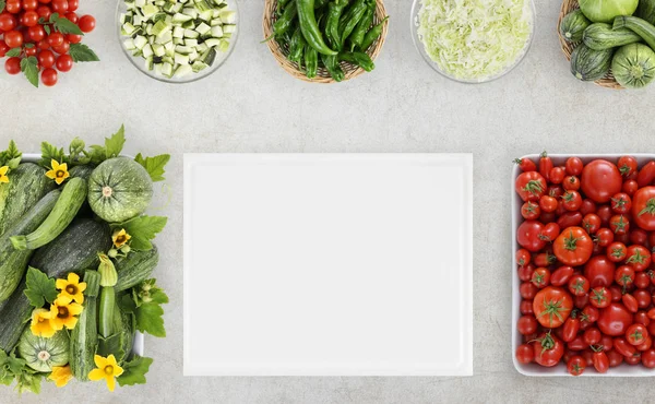 Superior ver alimentos con muchas verduras frescas y tablas de cortar en k —  Fotos de Stock