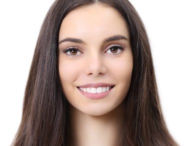 Güzel genç kadın portre seyir Kameraya gülümse