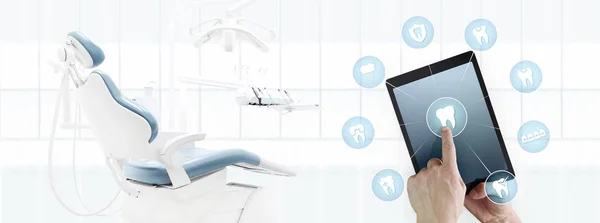 Dentiste main tactile numérique tablette écran dents icônes et symboles — Photo