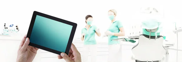 Pantalla digital táctil de la tableta del dentista en la clínica dental con d —  Fotos de Stock