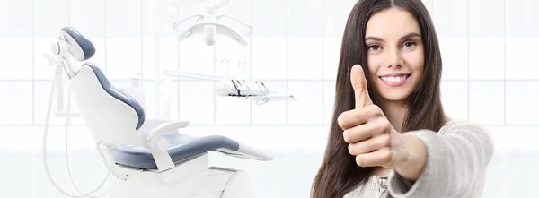 Concetto di cura dentale, bella donna sorridente mani pollici su — Foto Stock