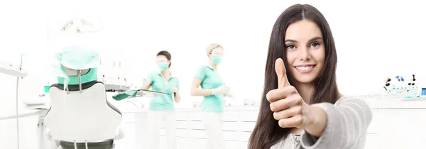 Concepto de cuidado dental, hermosa mujer sonriente manos pulgares hacia arriba en — Foto de Stock