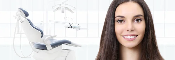 Tandheelkundige zorg concept, mooie lachende vrouw op tandarts kliniek b — Stockfoto