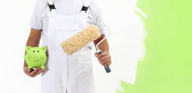 rulo fırça ve yeşil üzerinde izole kumbara, adamla ressam 
