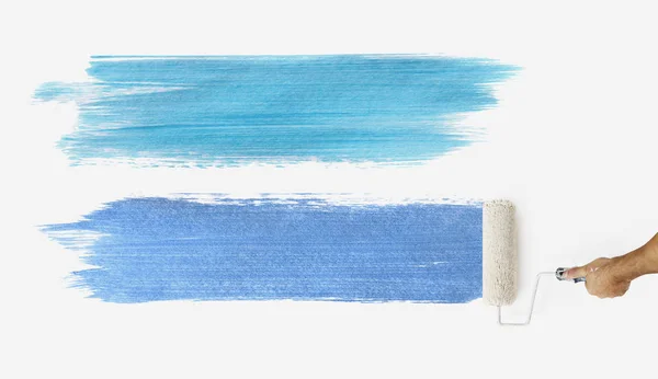 Main avec peinture rouleau couleur bleu et azur, gros plan — Photo