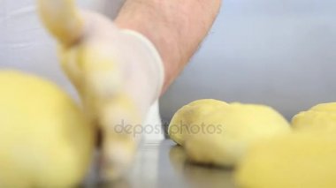 pasta şefi Paskalya kek güvercinler için hamur hazırlama eller