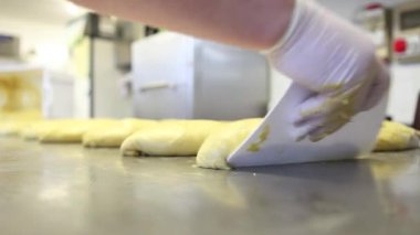 pasta şefi Paskalya kek güvercinler için hamur hazırlama eller