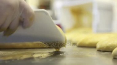 pasta şefi Paskalya kek güvercinler için hamur hazırlama eller