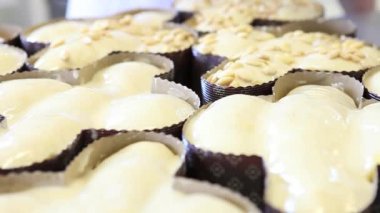 pasta şefi el hamur Paskalya kek güvercinler için badem koymak