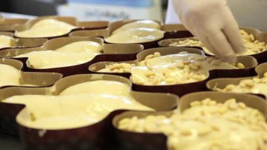 pasta şefi el hamur Paskalya kek güvercinler için badem koymak