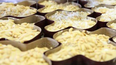 pasta şefi Paskalya kek güvercinler için hamur üzerine pudra şekeri yağmurlama eller