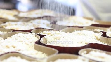 pasta şefi Paskalya kek güvercinler için hamur üzerine pudra şekeri yağmurlama eller