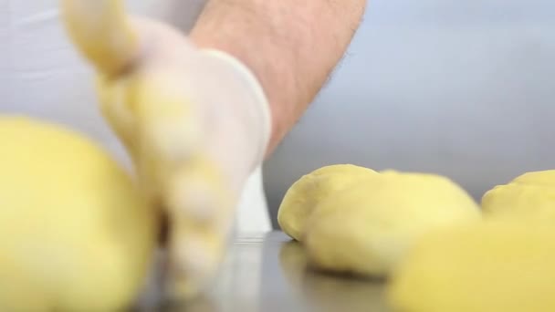 Руки Кондитера Готовят Тесто Пасхальных Голубей — стоковое видео