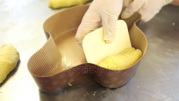 Pastelero Manos Preparando Masa Para Palomas Pastel Pascua — Vídeo de stock