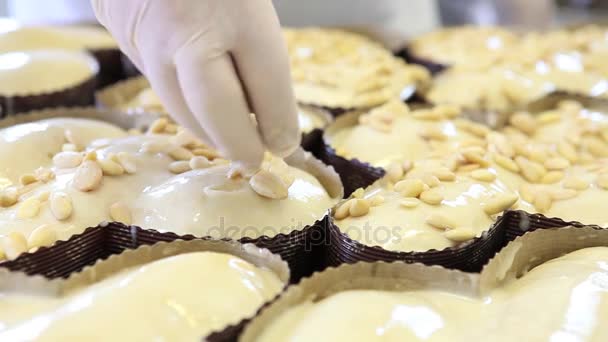 Mains Chef Pâtissier Mettre Des Amandes Sur Pâte Pour Les — Video