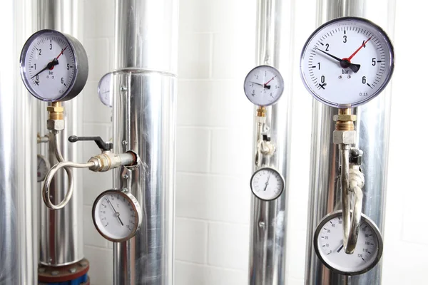 Manometer, pipes and faucet valves of heating system in a boiler — Stock Image Manometer, pipes and faucet valves of heating system in a boiler Royalty Free Stock Images