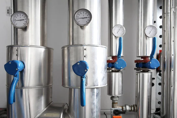 Manometer, pipes and faucet valves of heating system in a boiler — Stock Image Manometer, pipes and faucet valves of heating system in a boiler Stock Image