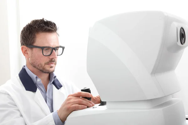 Óptico com queratômetro, optometrista médico examina a visão , — Fotografia de Stock