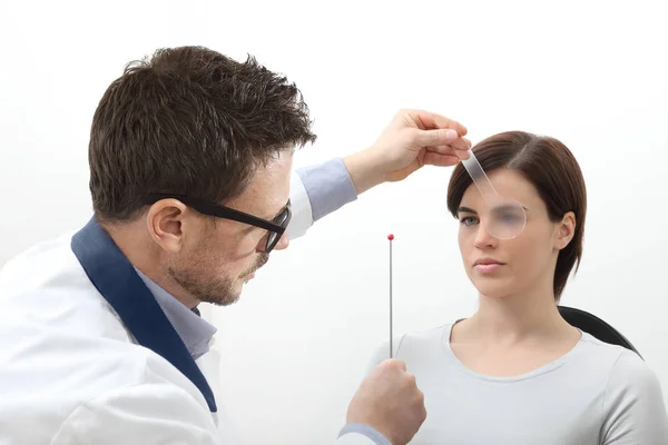 Optometrista examinando la vista, paciente mujer apuntando a la sp — Foto de Stock