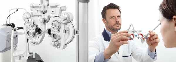 Optometrist with trial frame examining eyesight  woman patient i — Stock Photo, Image