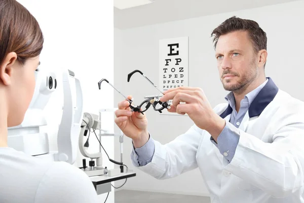 Optometrist deneme ile çerçeve muayene görme kadın hasta ben — Stok fotoğraf