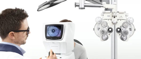 Optométriste examinant la vue d'un patient dans un cabinet d'opticien — Photo