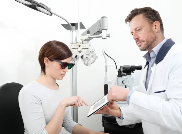 Optometrista vizsgáló látás nő beteg látszerész hivatalban — Stock Fotó