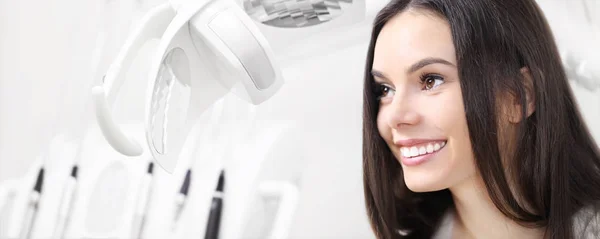 Pojęcie opieki stomatologicznej, piękna kobieta uśmiechający się na b Klinika dentysta — Zdjęcie stockowe
