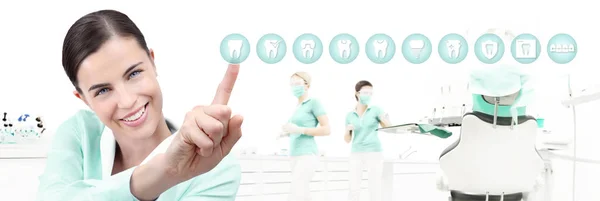 Pojęcie opieki stomatologicznej, piękna kobieta uśmiechający się na b Klinika dentysta — Zdjęcie stockowe