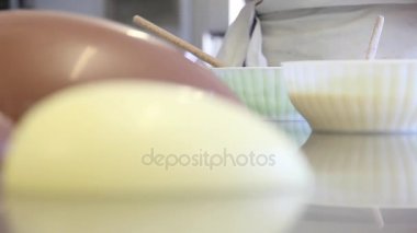 Paskalya çikolata yumurta eller pasta şefi dekorasyon