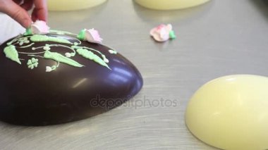 Paskalya çikolata yumurta eller pasta şefi dekorasyon
