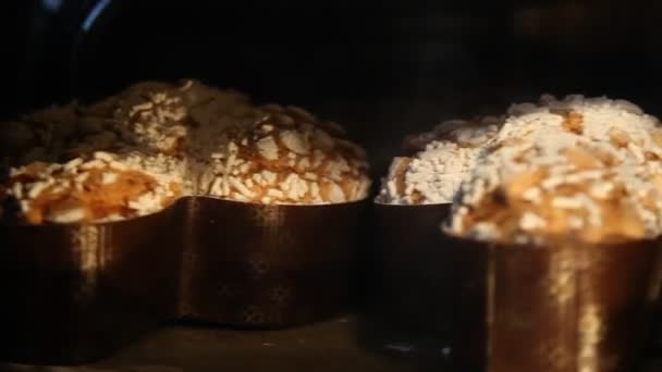复活节蛋糕鸽盘在烤箱烘烤 — 图库视频影像