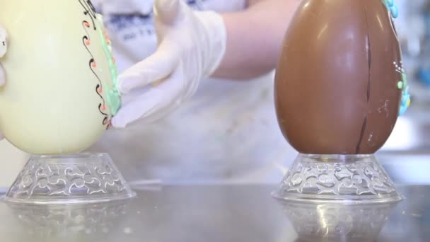 Πασχαλινά Σοκολατένια Αβγά Χέρια Σεφ Ζαχαροπλαστικής Διακόσμησης — Αρχείο Βίντεο