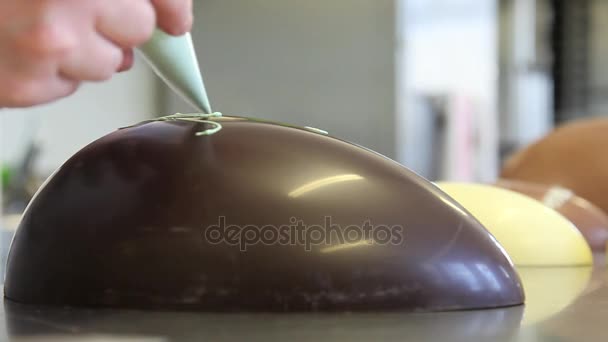 Påsk Choklad Ägg Händer Konditor Dekorera — Stockvideo