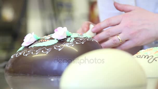 Pascua Huevos Chocolate Manos Pastelería Chef Decoración — Vídeos de Stock