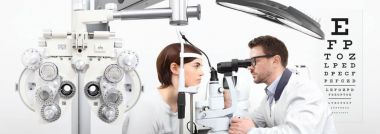 optometrist görme ile s ile kadın hasta ölçüm yapıyor