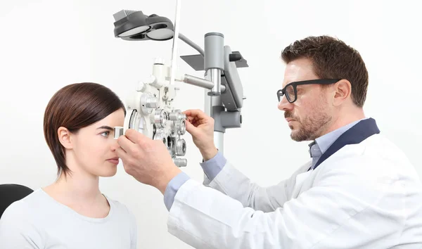 Optiker gör syn med kvinna patient mätning med o — Stockfoto