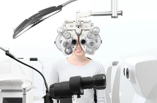 Examen optometrista, mujer de la vista paciente con foropter en opti — Foto de Stock