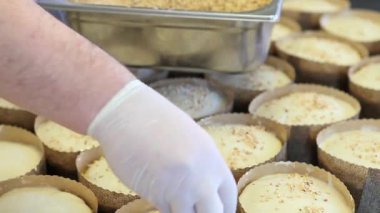 pasta şefi eller Paskalya tatlı ekmek kek için hamur badem ve fındık taneleri koymak