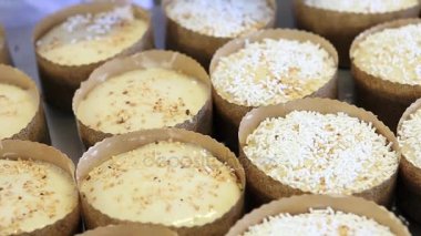 Kek pasta Şef eller üzerinde hamur Paskalya sweet için pudra şekeri yağmurlama ekmek