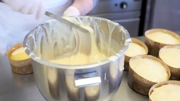 Pasta Şefi Paskalya Kek Hazırlar — Stok video