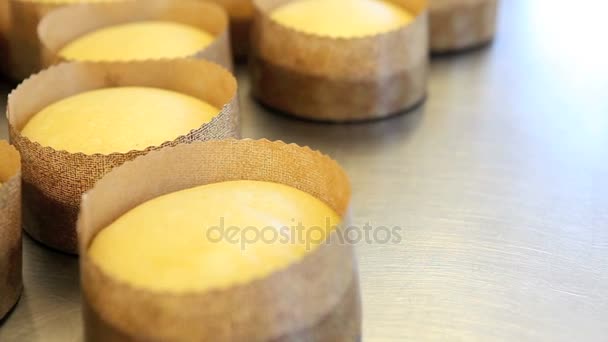 Pastelaria Páscoa Bolos Pão Doce Bancada Panning Close — Vídeo de Stock