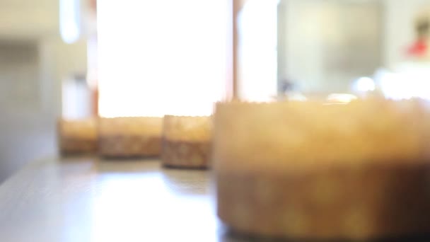 Τουρτεσ Πασχαλινό Γλυκό Ψωμί Στον Πάγκο Της Κουζίνας Panning Κοντά — Αρχείο Βίντεο