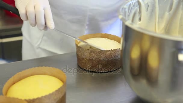 Cukrászati Chef Kezek Jegesedés Húsvéti Édes Tészta Kenyér Sütemények — Stock videók