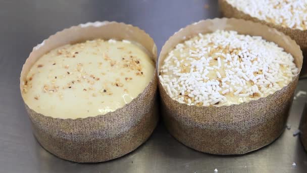Chefe Pastelaria Mãos Polvilhando Açúcar Massa Para Pães Doces Páscoa — Vídeo de Stock