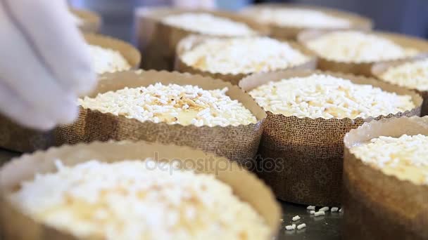 Pastelero Manos Espolvorear Azúcar Polvo Sobre Masa Para Pasteles Pan — Vídeo de stock