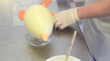 Dekorasyon bir piliç eller pasta şefi şeklinde çikolata Paskalya yumurtaları